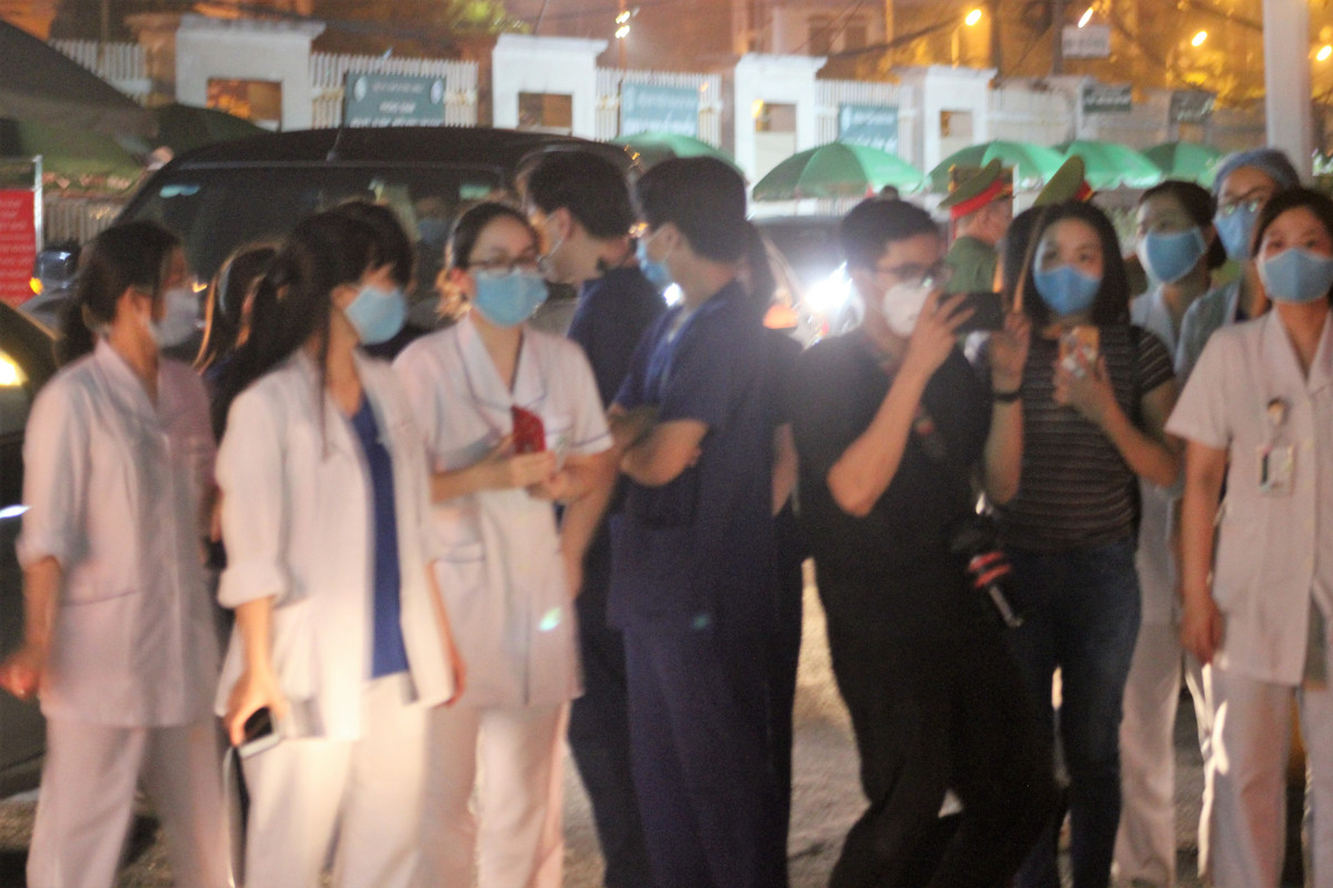 Các y bác sĩ, bệnh nhân, người nhà bệnh nhân hò reo vui mừng vì hết thời gian cách ly.