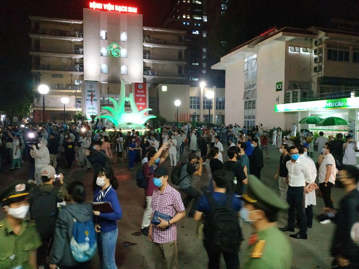 Sân Bệnh viện Bạch Mai sau khi thông báo dỡ cách ly