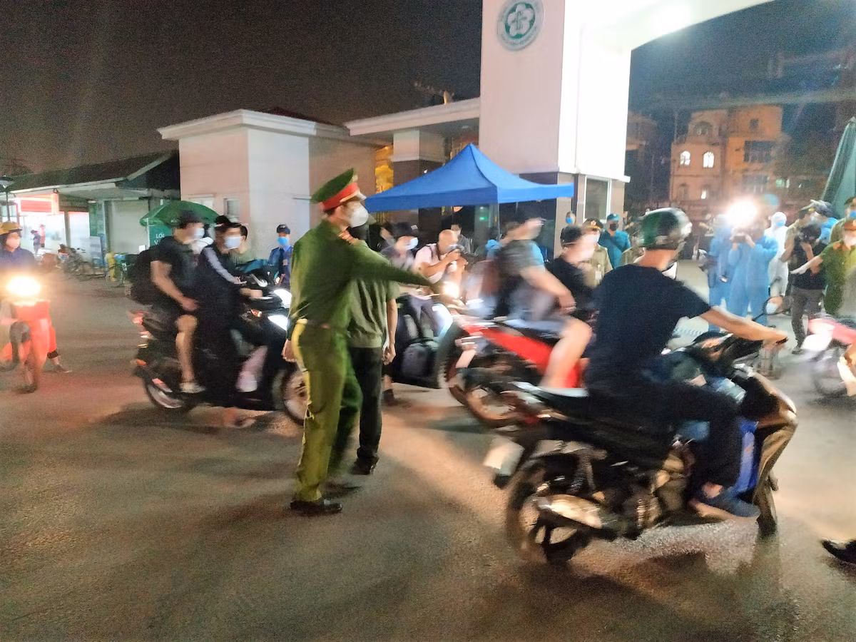 Nhiều người sau khi dỡ lệnh cách ly đã vội vã rời bệnh viện để về với gia đình.