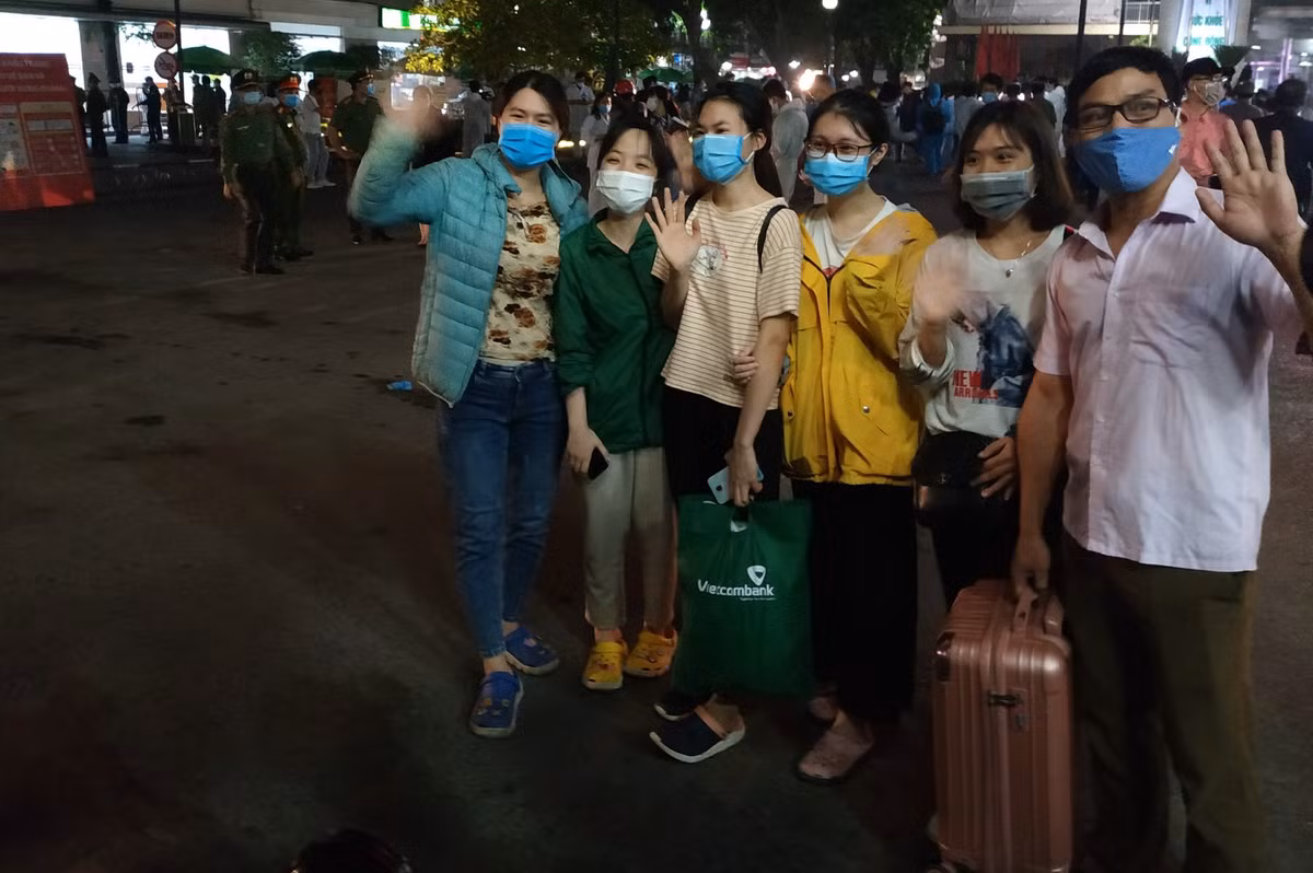 Người nhà bệnh nhân vui mừng vì được trở về nhà sau khi hết thời gian cách ly.