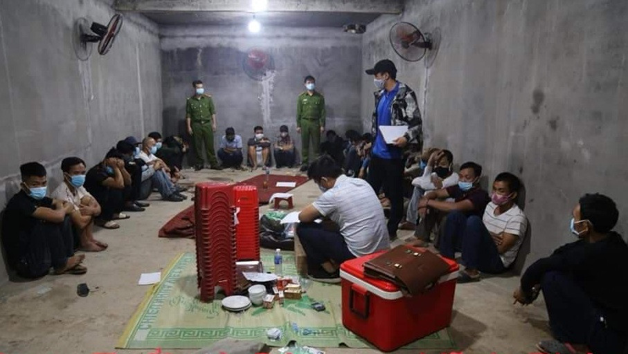 Vĩnh Phúc: Bắt 27 đối tượng đánh bạc dưới hầm bí mật Vinh Phuc: Bat 27 doi tuong danh bac duoi ham bi mat