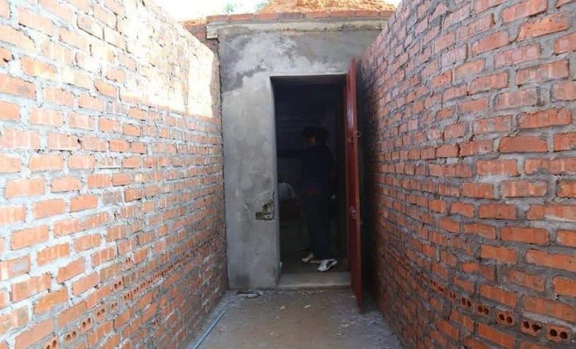 Vĩnh Phúc: Bắt 27 đối tượng đánh bạc dưới hầm bí mật - Hình 2 Vinh Phuc: Bat 27 doi tuong danh bac duoi ham bi mat-Hinh-2