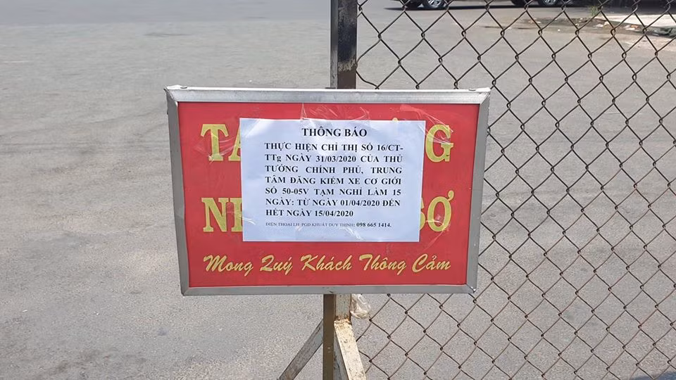 Cach ly toan xa hoi 15 ngay: Xe het han dang kiem phai lam sao?