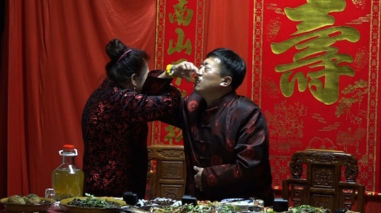 Hoa hau Han lay chong kem 18 tuoi: Quan chong nhu quan con-Hinh-14