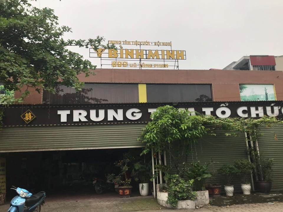 Trung tam tiec cuoi Binh Minh bi to danh khach vi xin rut lai tien coc do COVID-19