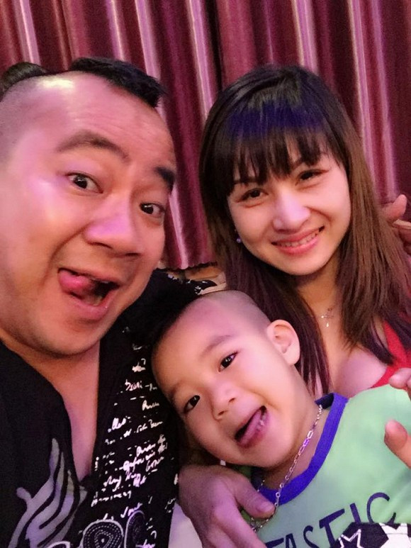 Đường tình duyên của Hiếu Hiền cũng khá suông sẻ. Hiếu Hiền công khai chuyện tình cảm với bạn gái là Hồng Vũ Thùy Liên từ sớm. Nam diễn viên cho biết, anh và vợ quen nhau trong một lần đóng phim quần chúng "Bốn trắc nghiệm đêm tân hôn".