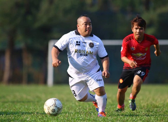 Thời gian không tham gia phim ảnh, anh thường cùng đồng nghiệp, bạn bè ra sân cỏ vì đá banh vốn là bộ môn mà anh vô cùng đam mê.