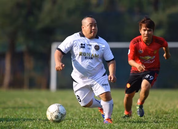 Thời gian không tham gia phim ảnh, anh thường cùng đồng nghiệp, bạn bè ra sân cỏ vì đá banh vốn là bộ môn mà anh vô cùng đam mê.