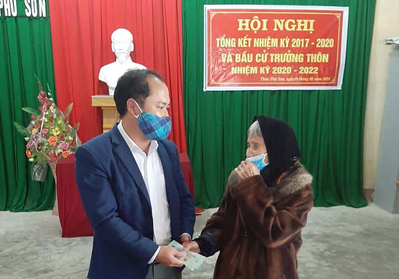 Cu ba 98 tuoi chong gay ung ho tien phong chong dich COVID-19