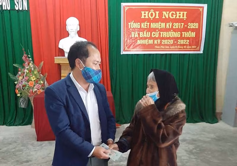 Cu ba 98 tuoi chong gay ung ho tien phong chong dich COVID-19