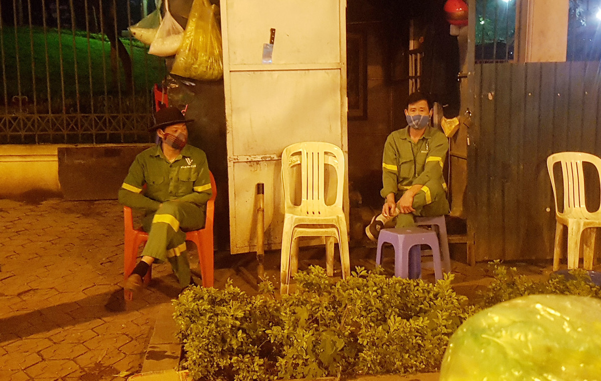 Ông Đan (58 tuổi, quê ở Nam Định) chia sẻ, những ngày dịch COVID-19, ông và đồng nghiệp rất lo lắng, bởi thường xuyên tiếp xúc với rác rưởi, khẩu trang dùng rồi bị bỏ đi...