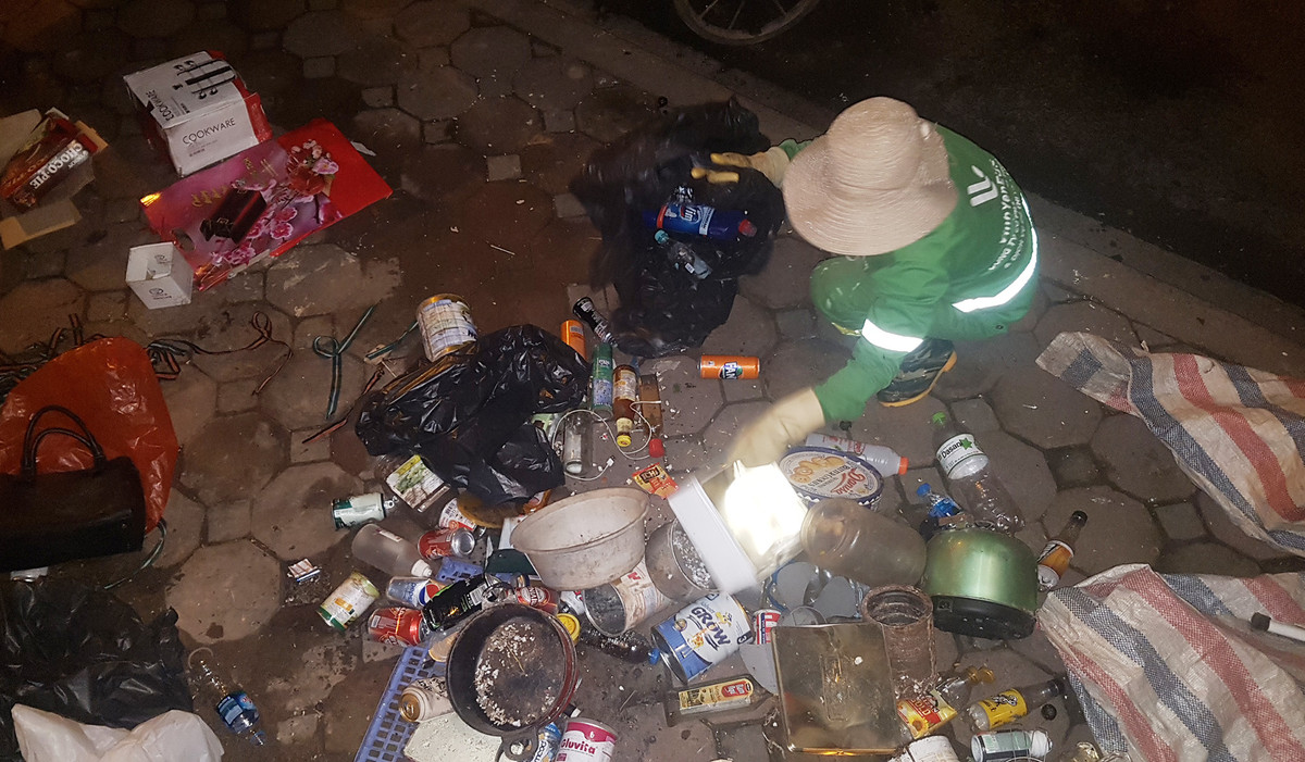 Chị Ngoan đang tranh thủ lượm nhặt ve chai, đó là "chiến lợi phẩm" của chị và đồng nghiệp, chị nói: "Lương tháng từ công việc vệ sinh môi trường được hơn 5 triệu đồng, chị em chúng tôi lượm nhặt thêm ve chai, sau này bán đi để làm quỹ chung, cùng nhau sinh hoạt khi cần".