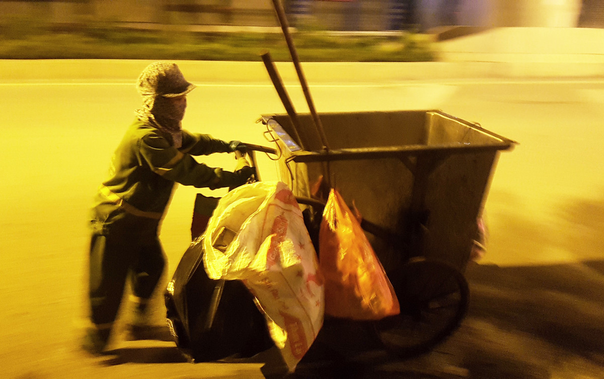 Thế nhưng, những công nhân vệ sinh môi trường vẫn miệt mài công việc như bao ngày thường.