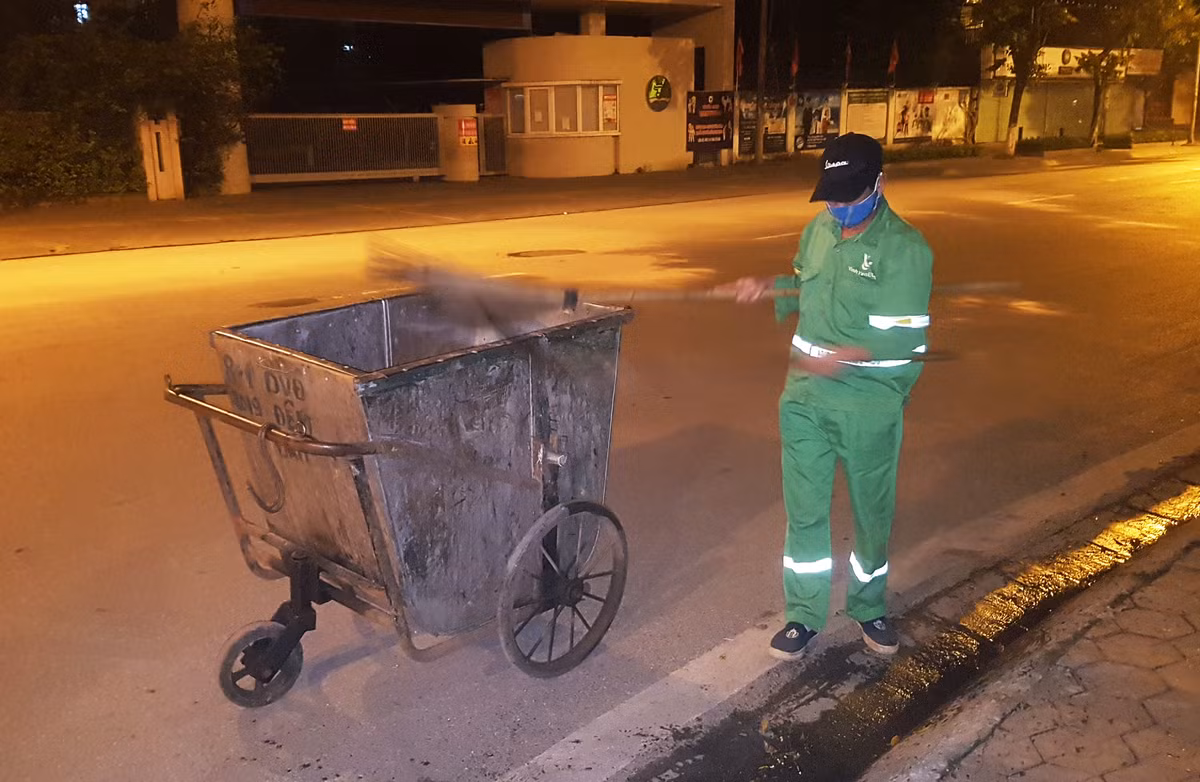 "Chú bảo không lo lắng sao được, người dân đi vứt rác rưởi, tay họ cầm nắm vào túi nilon, chai lọ... chúng tôi không cẩn thận thì rất dễ dính bệnh tật vào người", ông Đan nói.