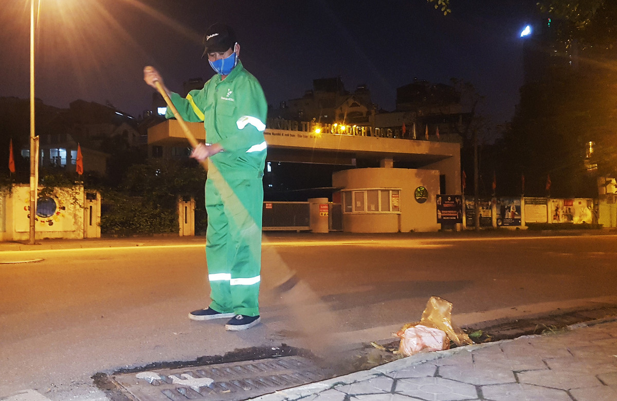 Cũng theo ông Đan, mặc dù đang trong thời gian cách ly toàn xã hội, khối lượng rác có phần ít hơn, nhưng hôm nào cũng 1 - 2h sáng ông mới trở về nhà vì còn phải chờ xe vận chuyển.