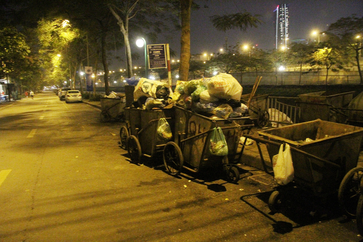 Trên đường Quan Hoa, rác đã được tập kết xong chỉ chờ xe đến vận chuyển.