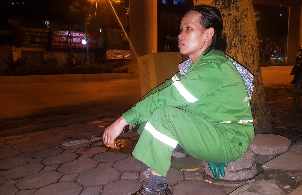 Người phụ nữ này đã có 23 năm làm công việc này, chị cho biết:"Tổ của tôi có hơn 20 người được phân công vệ sinh trên địa bàn phường Dịch Vọng, Cầu Giấy. Việc làm bắt đầu từ 15h cho đến đầu giờ sáng hôm sau".
