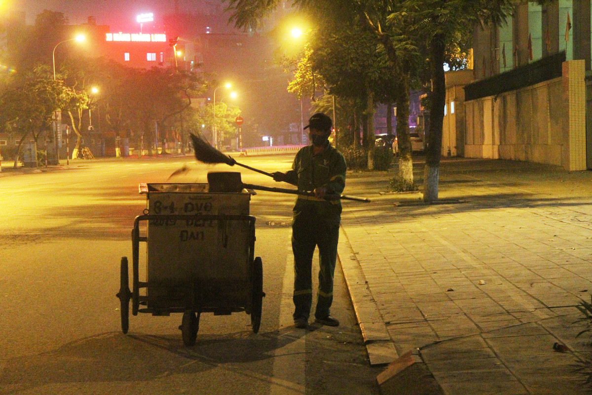 "Hôm nào xe rác đến muộn thì còn lâu mới được về nhà. Làm nghề này phải kiên trì, không ngại hôi hám", ông Đan nói.