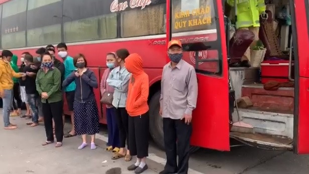 Cong an Ha Noi phat hien xe khach cho 30 nguoi chay xuyen Viet