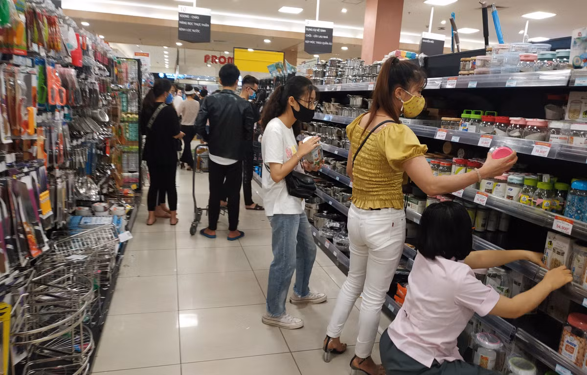 Các quầy tại siêu thị rất đông khách hàng