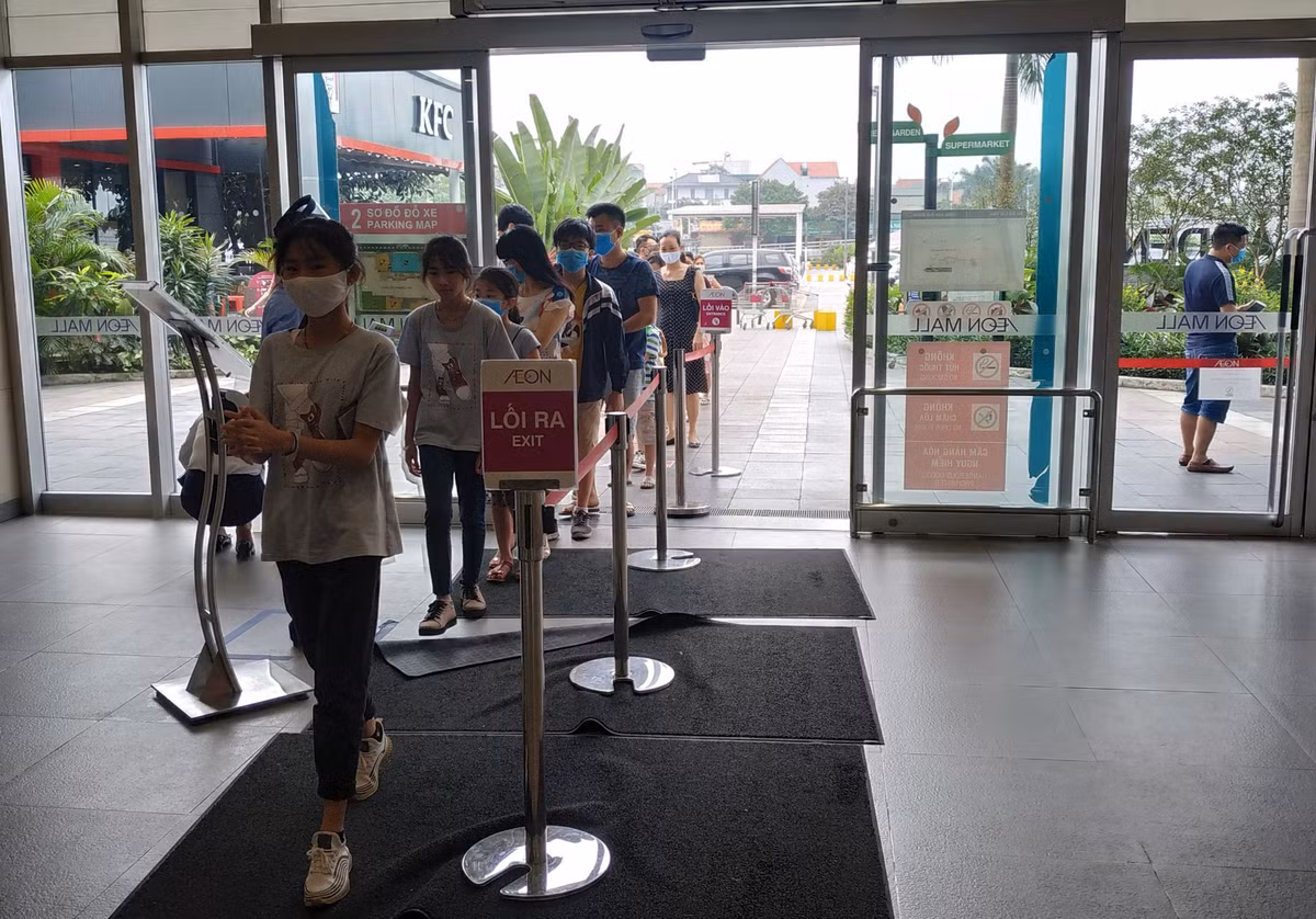Rất nhiều cửa được mở và đều có nhân viên của trung tâm kiểm tra nhiệt độ từng khách một.