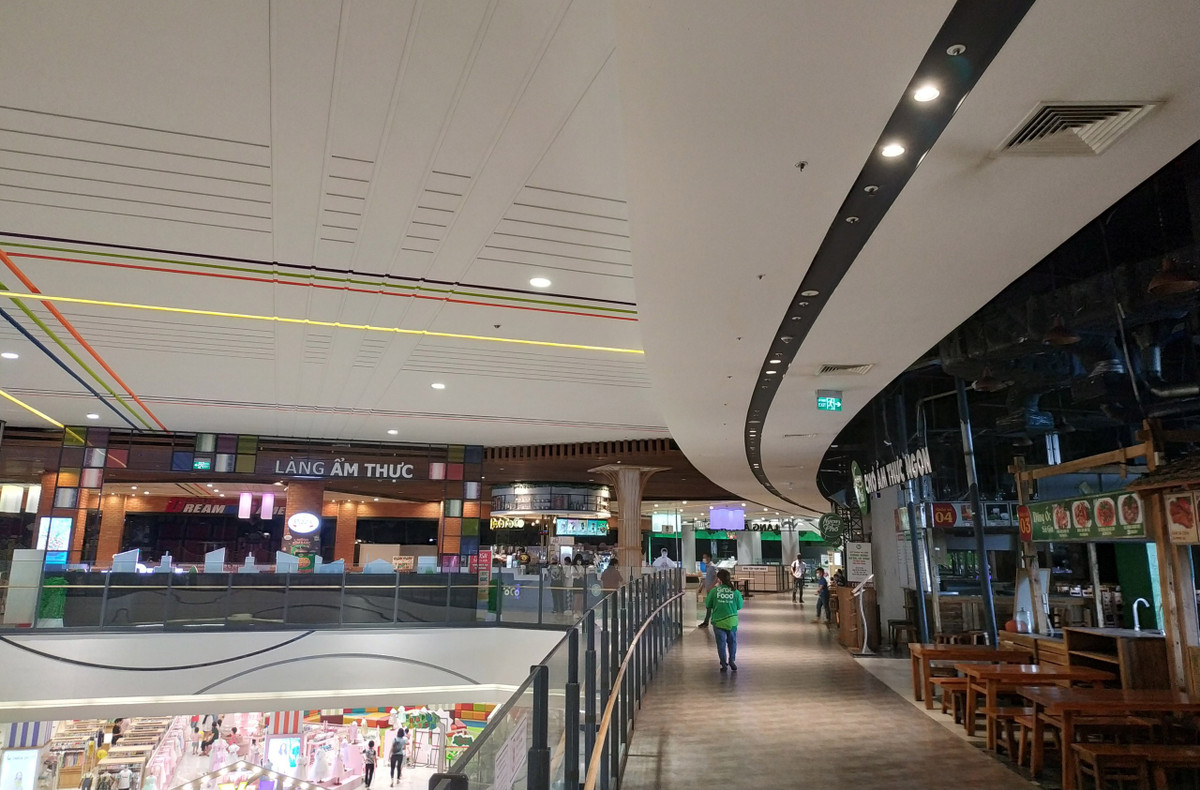 Nhiều cửa hàng ở khu vực Làng ẩm thực vẫn chưa mở cửa trở lại