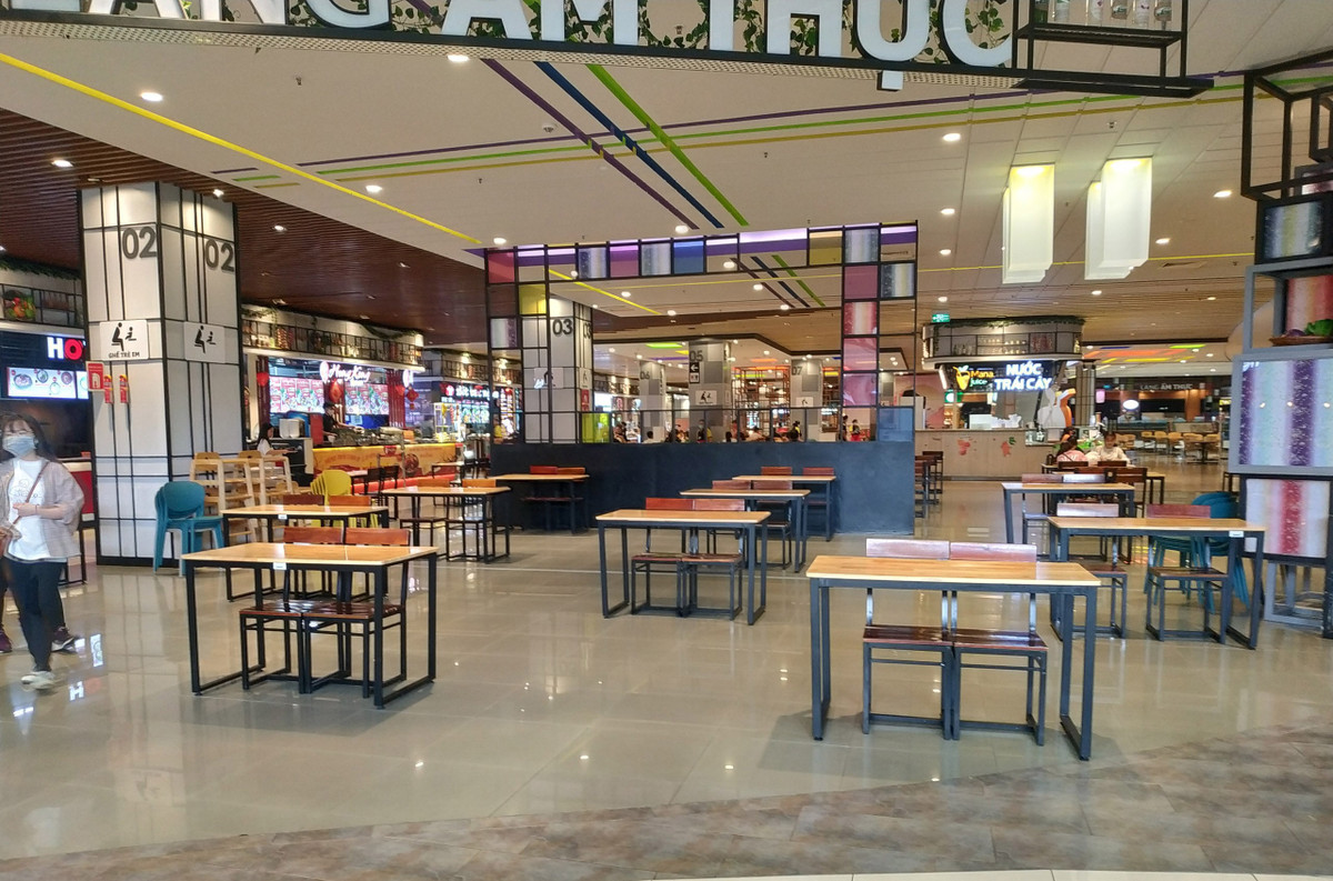 Khu vực ẩm thực tầng 3 khá thưa thớt