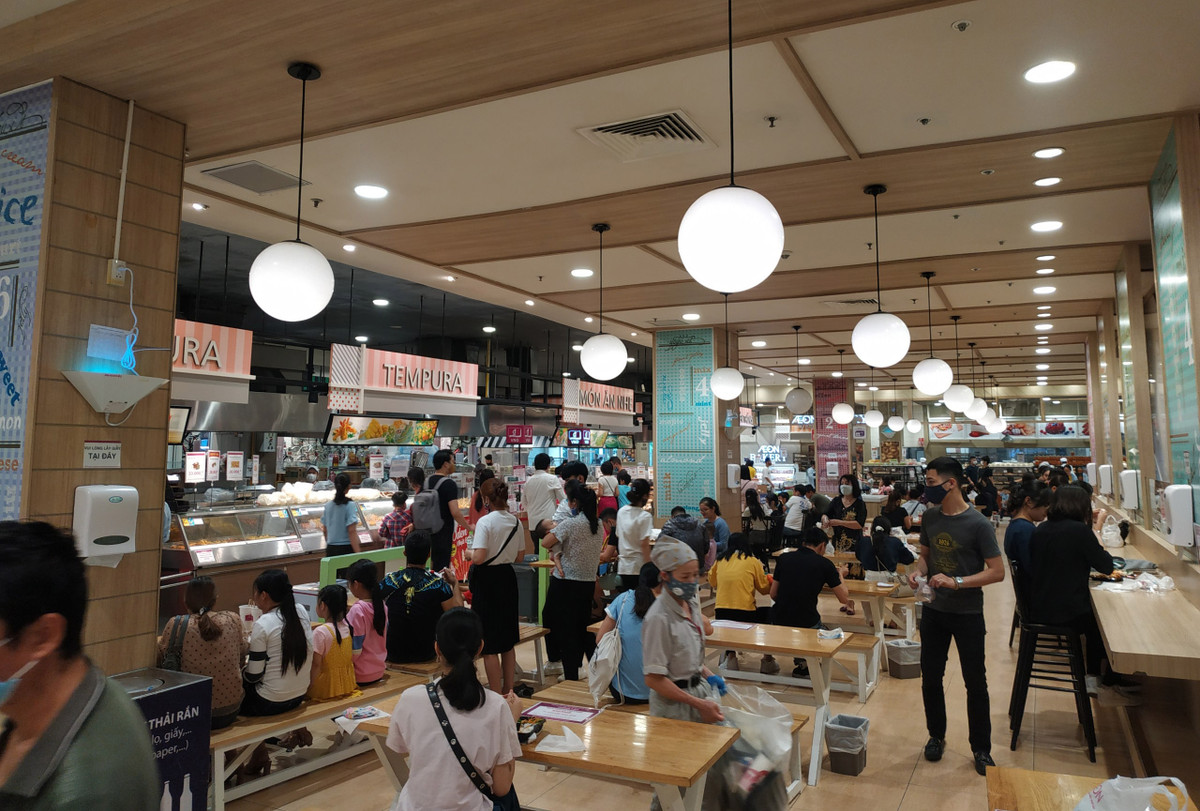 Họ ngồi ăn xen lẫn nhau vô tư