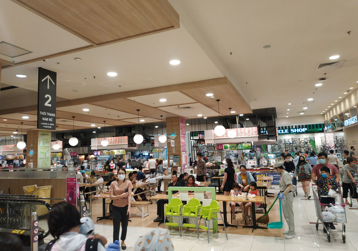 Các quầy ăn nhanh ở tầng 1 AEON Mall đông nghịt người