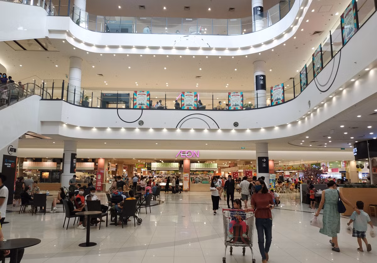 AEON Mall đón lượng khách lớn vào trưa ngày 30/4, đông gấp nhiều lần so với những ngày vừa qua