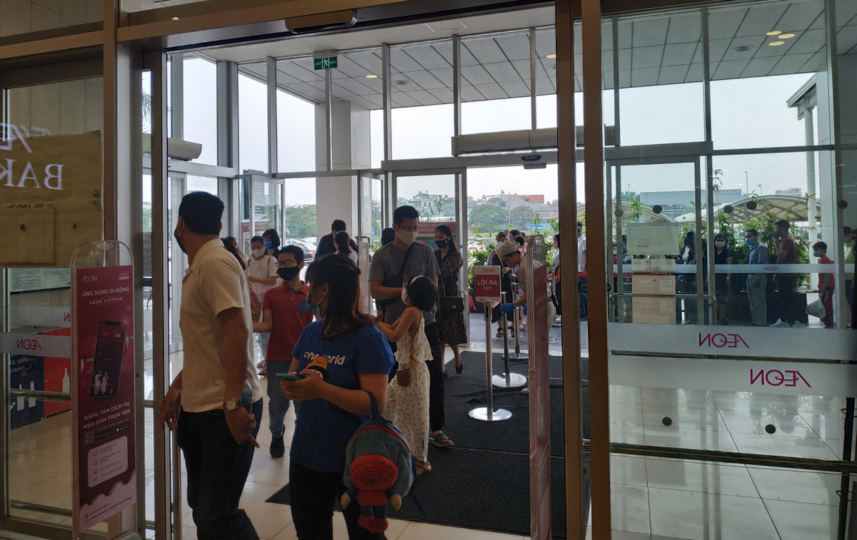 Thực hiện theo quy định phòng chống dịch COVID-19, người dân đến đều được nhân viên đo thân nhiệt trước khi đi vào trung tâm.