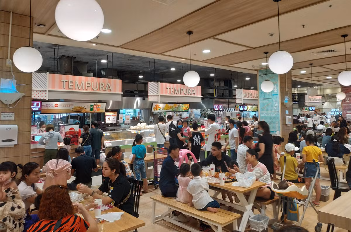 Rất đông người ăn uống vô tư tại quầy ăn nhanh