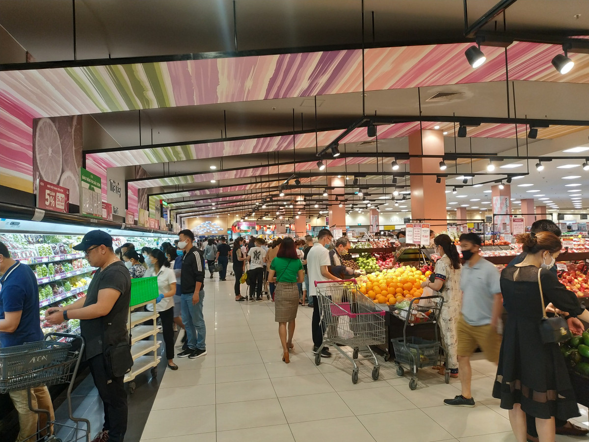 Nhiều người dân mua sắm đông đúc và có người thậm chí còn bỏ cả khẩu trang