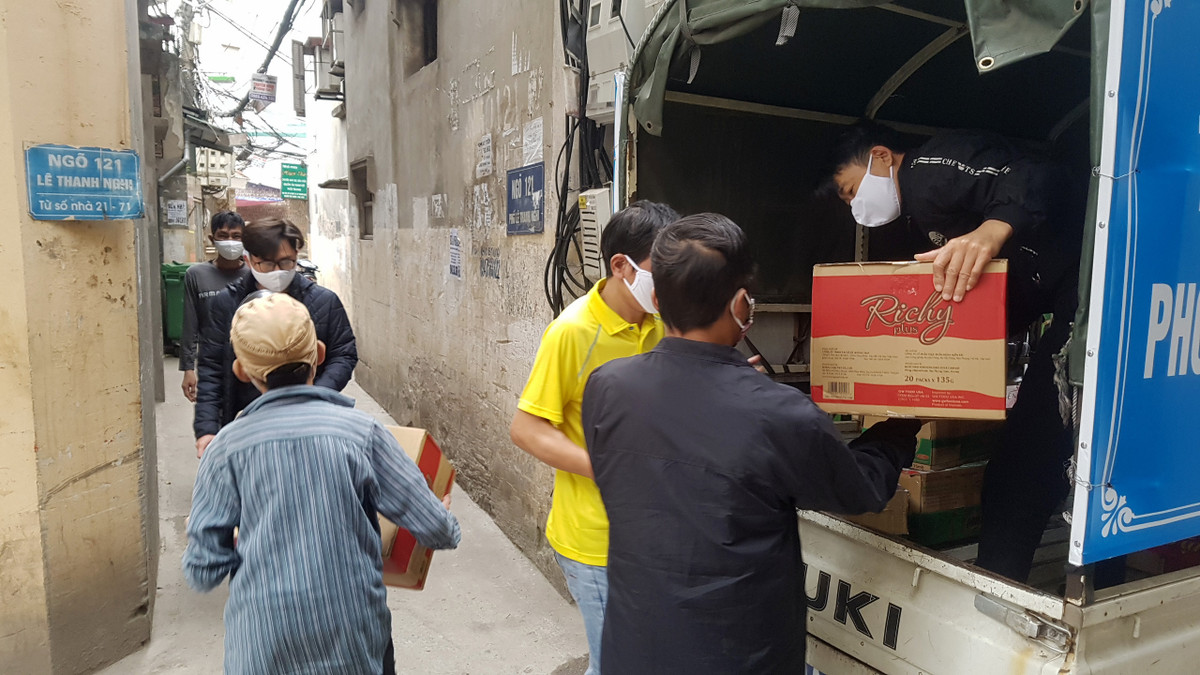 Các nhu yếu phẩm hàng ngày được cán bộ phường vận chuyển đến để hỗ trợ bệnh nhân ở xóm chạy thận. &gt;&gt;&gt; Xem thêm video: Bệnh viện Bạch Mai vẫn tiếp nhận bệnh nhân nguy kịch Nguồn VTC1.