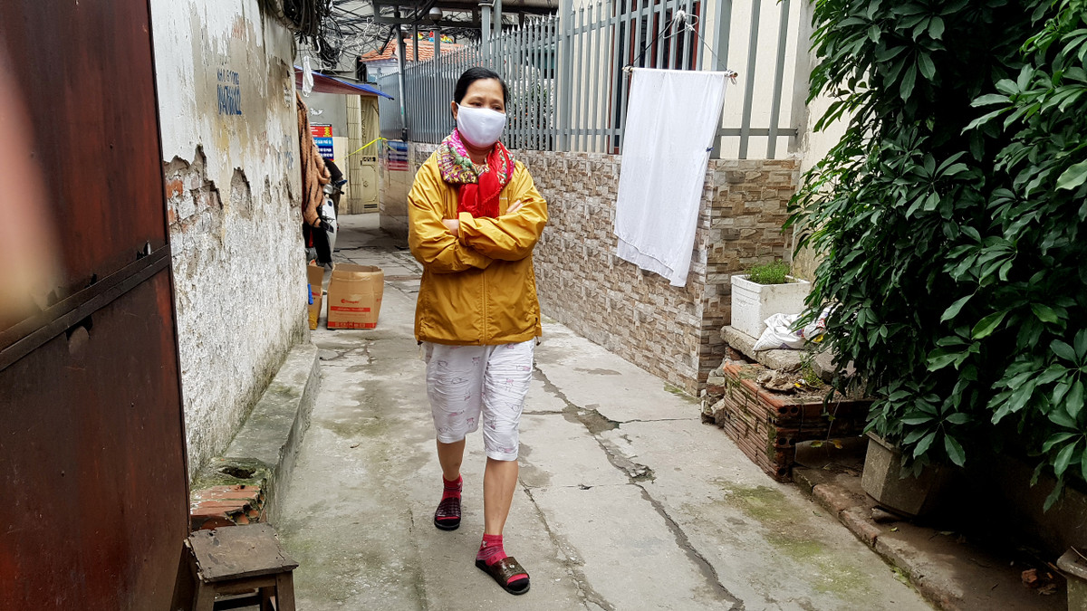 Những bệnh nhân ở đây cho biết, để đảm bảo an toàn cho các bệnh nhân chạy thận, hàng ngày ra vào Bệnh viện Bạch Mai, quận Hai Bà Trưng đã bố trí xe quân đội đưa đón.