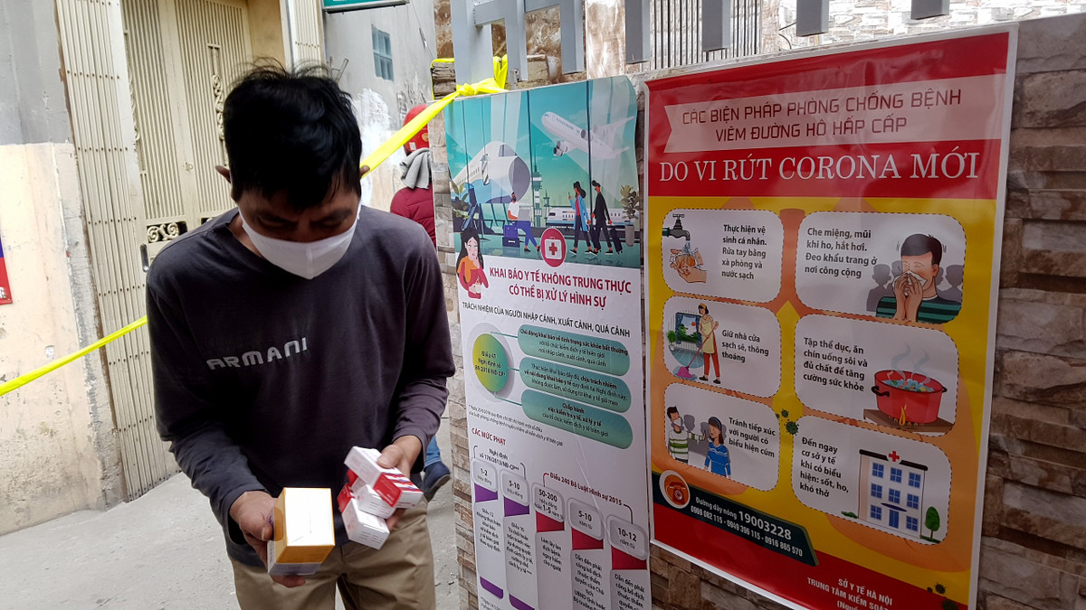 Ngay đầu xóm chạy thận những tấm biển tuyên truyền về cách phòng chống dịch được dán lên tường để mọi người đi qua đều có thể nhìn thấy.