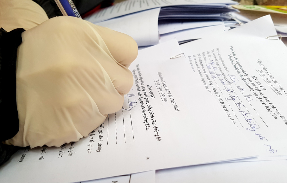 Những bệnh nhân ra khỏi xóm đều phải khai rõ tên họ và cam kết thực hiện đúng việc phòng chống dịch COVID-19. 