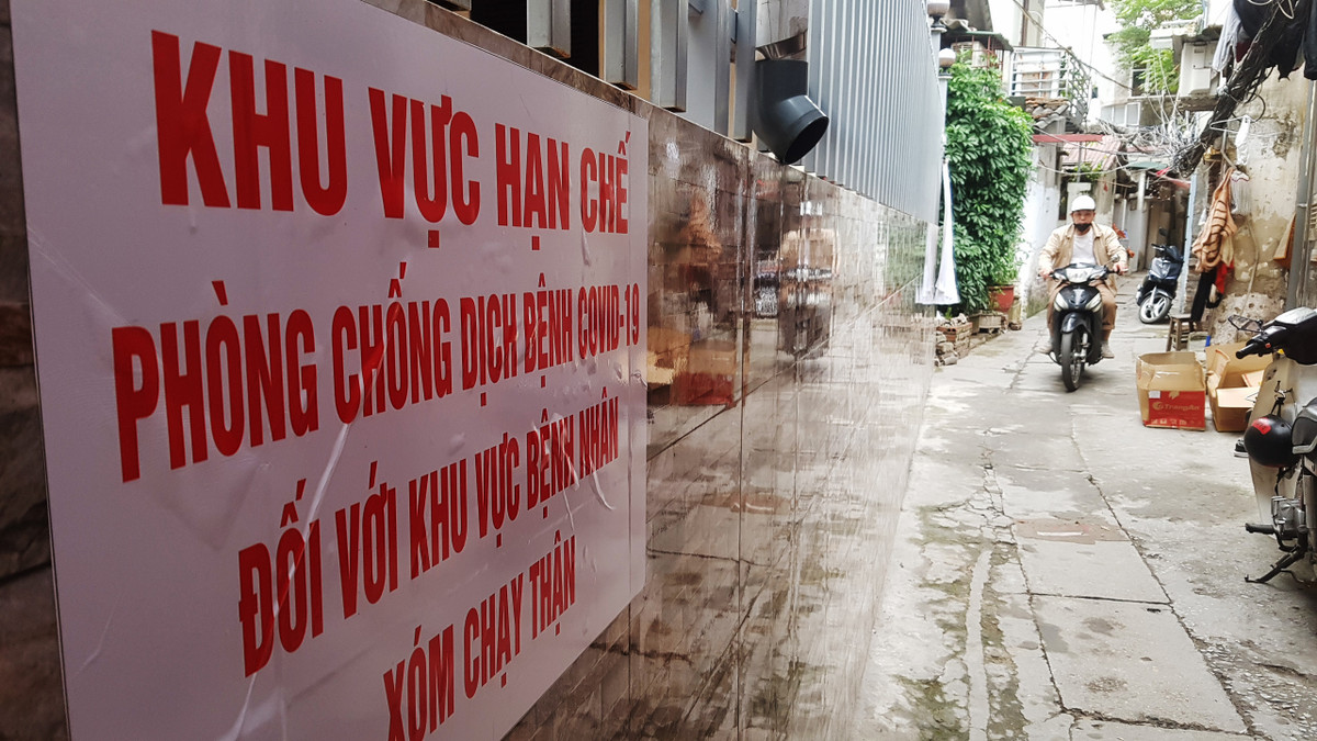 Phía bên trong con ngõ vẫn yên ả như ngày thường, tất cả người dân đều ý thức đeo khẩu trang để phòng tránh dịch bệnh.