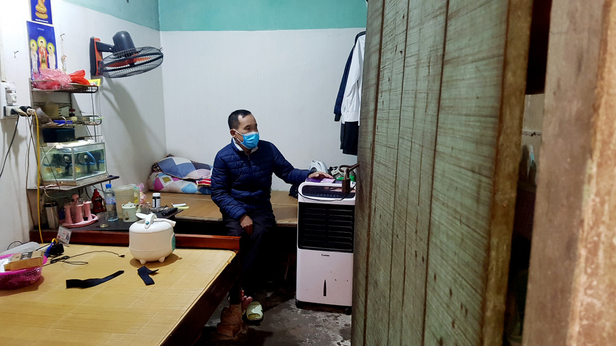 Bệnh nhân chạy thận nhân tạo tại Bệnh viện Bạch Mai được bố trí một lối đi riêng tại cổng số 2 trên đường Giải Phóng. Tại đây có barie và lực lượng an ninh hướng dẫn, kiểm soát nghiêm ngặt. Do đó, bệnh nhân tại xóm chạy thận 121 Lê Thanh Nghị vẫn yên tâm tới điều trị.