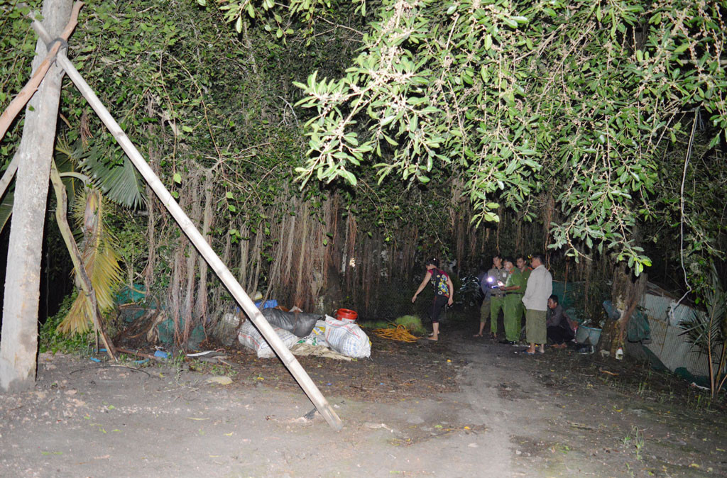 Phat hien thi the phan huy, trong tay nam chat kim tiem