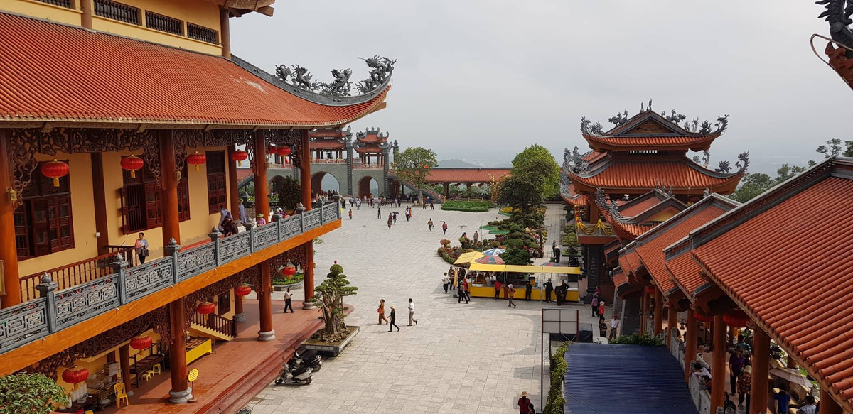 Ngoài ra, nhiều người đến chùa Ba Vàng để tham quan, vãn cảnh. Đây là một trong những ngôi chùa khang trang, quy mô và đẹp nhất cả nước.