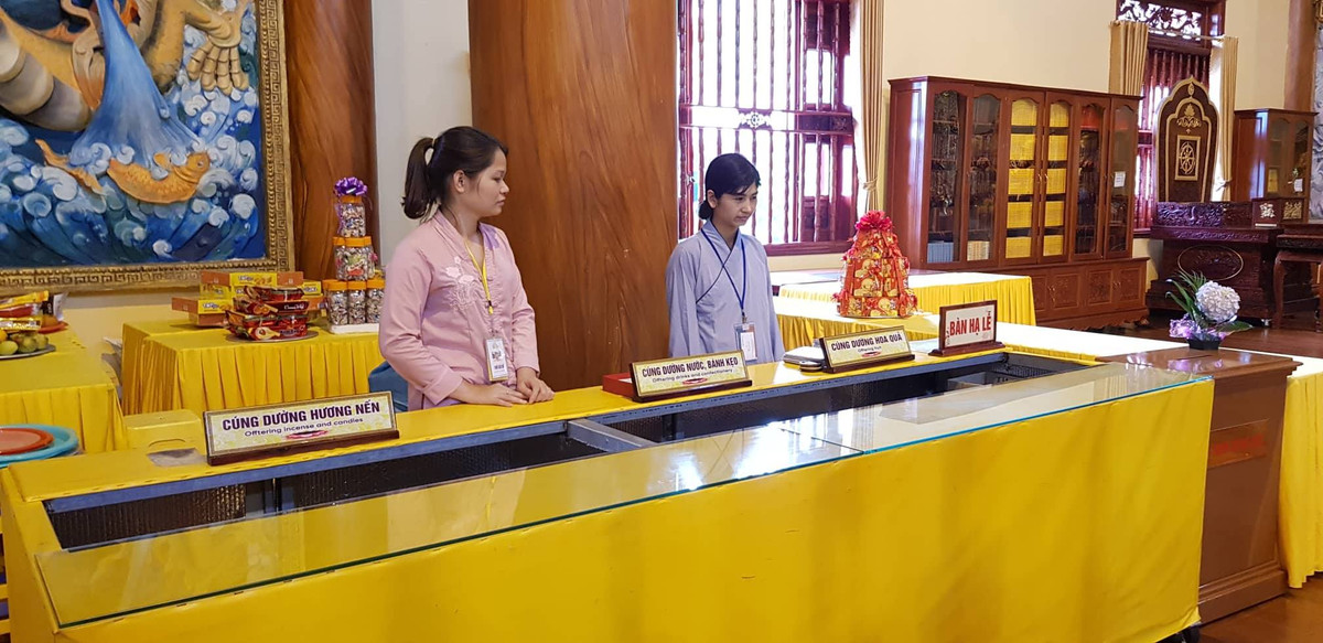 Trong chùa có các bàn tiếp nhận cúng dường từ phật tử.