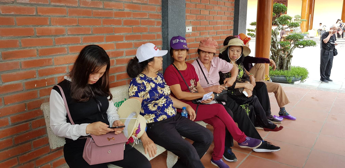 Ngoài những người phụ nữ lớn tuổi, một số phụ nữ trẻ tuổi cũng đến chùa đề nghe thuyết giảng về nhân quả, hiện tượng vong nhập, báo oán, giải oán.