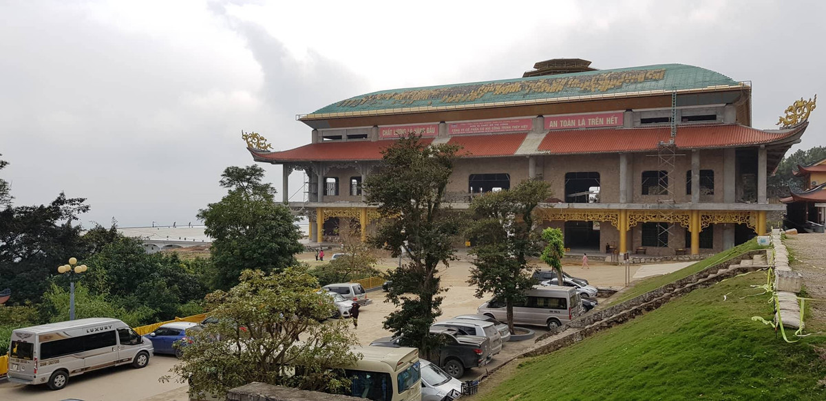 Xe chở khách thập phương về chùa đậu kín sân.