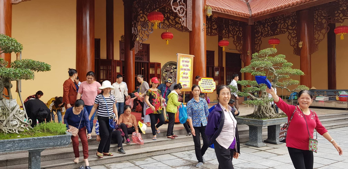 Lượng khách quá đông khiến nhiều người phải ngồi nghe phía ngoài.