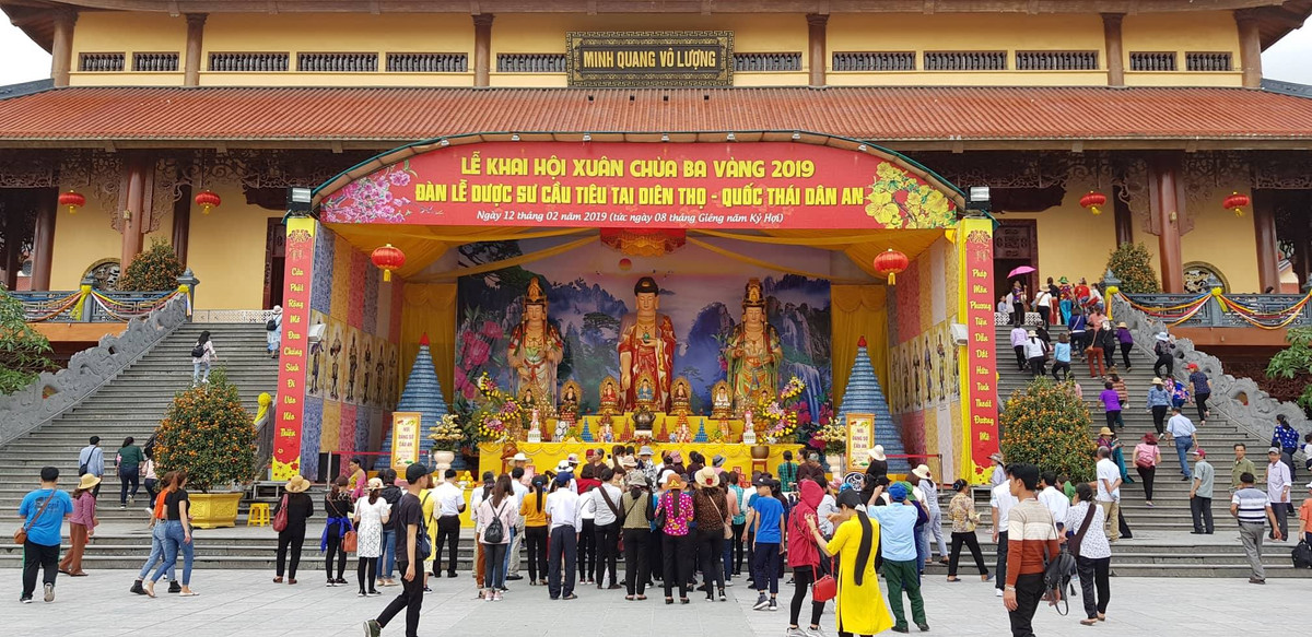 Chiều 21/3, tại chùa Ba Vàng tổ chức một cuộc gặp mặt quy tụ khoảng hơn 1.000 phật tử, chương trình được tổ chức khá chuyên nghiệp.