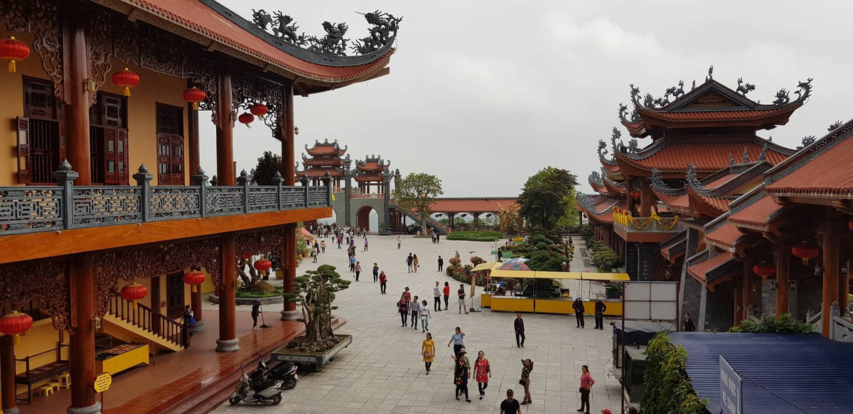 Trả lời trên báo Lao Động sáng (21/3), Chủ tịch UBND TP.Uông Bí – ông Nguyễn Mạnh Hà – cho biết, sư trụ trì chùa Ba Vàng thừa nhận vụ việc truyền bá vong báo oán là diễn ra tại chùa Ba Vàng. Vị sư này cũng khẳng định có việc thu tiền, nhưng do phật tử tự nguyện và theo "yêu cầu của vong".