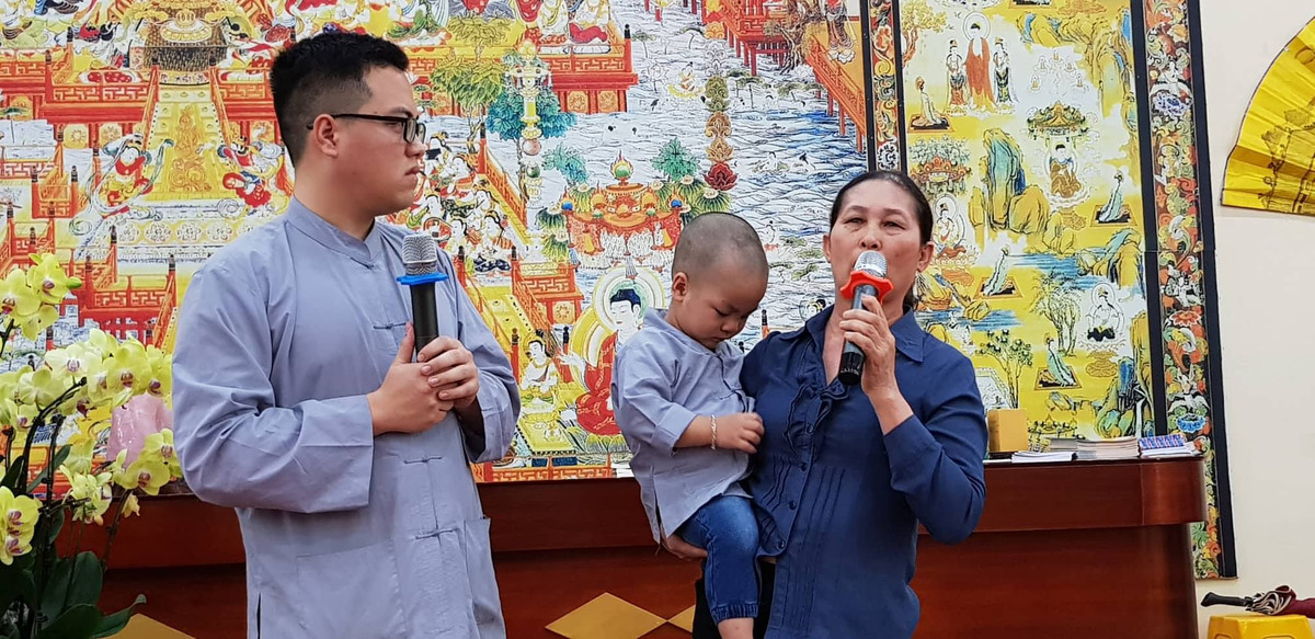 Cuộc gặp mặt này, các phóng viên được mời chứng kiến, được đặt các câu hỏi với phật tử. Người dẫn chương trình mặc trang phục phật tử nói về lý do của cuộc gặp mặt, gợi ý phật tử lên tiếng về phóng sự của báo Lao động.