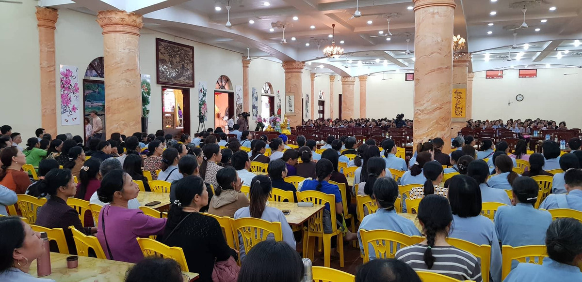 Hàng nghìn người vẫn đổ về chùa Ba Vàng nghe thuyết giảng.