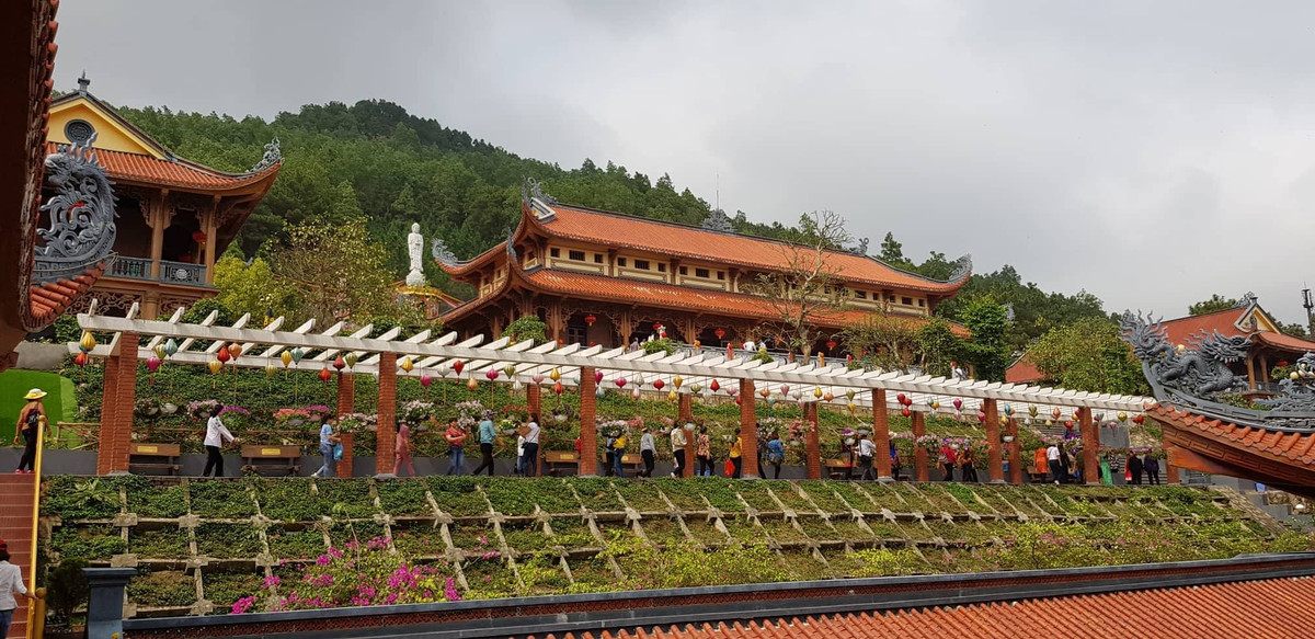 Dòng người đến chùa cứ nối đuôi nhau, những ngày rằm, lễ, Tết... du khách đến chùa rất đông.